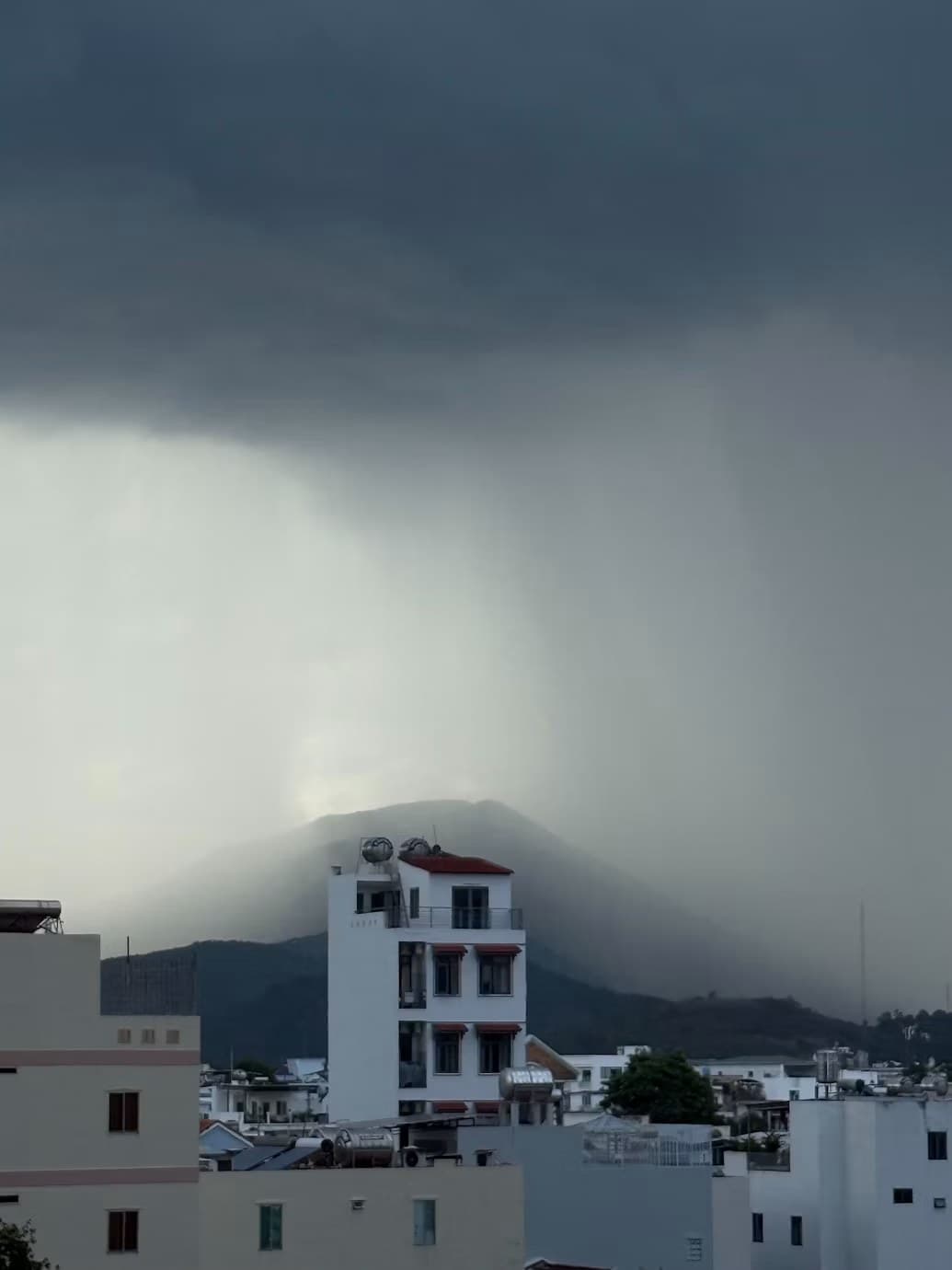 The photograph 16:20 Nha Trang was read from