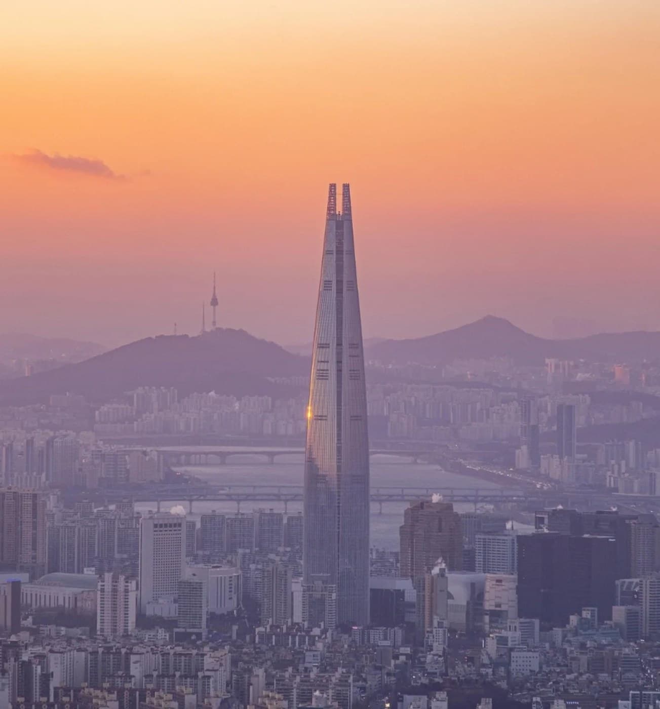 The photograph 17:52 Seoul was read from